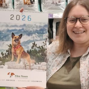 Okładka kalendarza charytatywnego FIKA TOWN na rok 2026